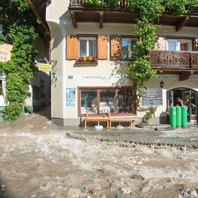 Binnen Minuten wurde der historische Ort komplett verklaust und vermurt.