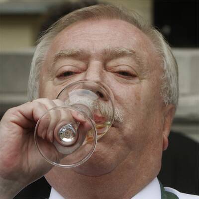 Bürgermeister Häupl bei der Weinlese in Wien
