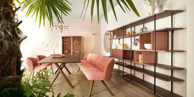 Zarte Regale aus Holz, die sich in den Raum einfügen.