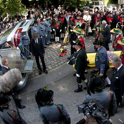 Familie und Hochadel trauern