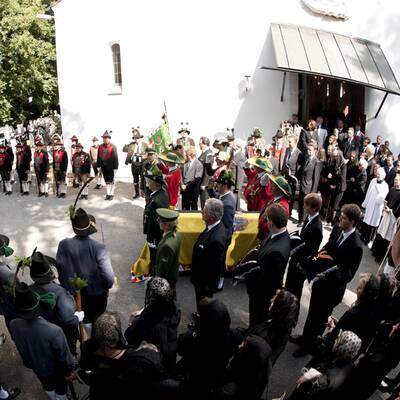 Familie und Hochadel trauern