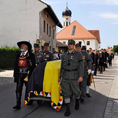 Familie und Hochadel trauern