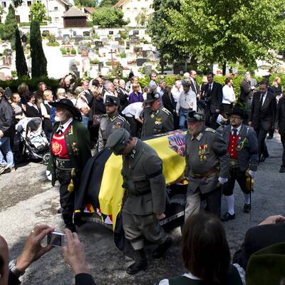 Familie und Hochadel trauern