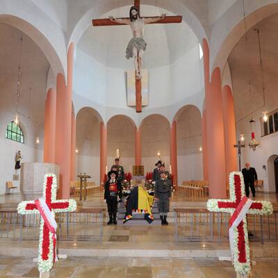 Familie und Hochadel trauern