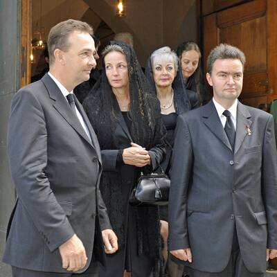 Familie und Hochadel trauern