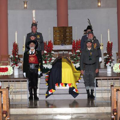 Familie und Hochadel trauern