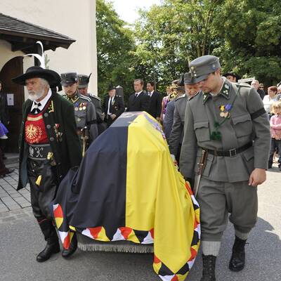 Familie und Hochadel trauern