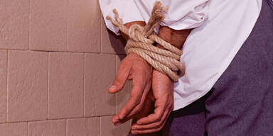 H&auml;nde gefesselt