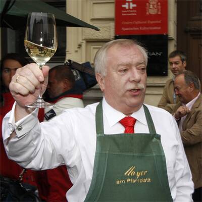 Bürgermeister Häupl bei der Weinlese in Wien