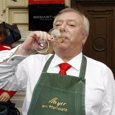 Bürgermeister Häupl bei der Weinlese in Wien