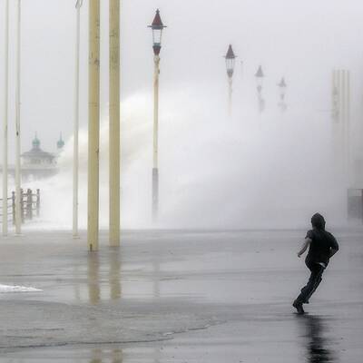 23:55 Zirkuszelt stürzt ein