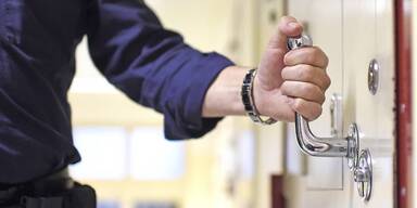 Über 100 Delikte: Duo landet erneut hinter Gittern