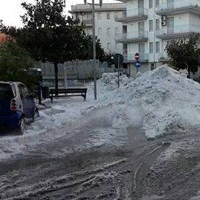 Meterhoch türmte sich der Hagel