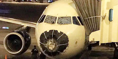 Hagel besch&auml;digt Flugzeug-Cockpit