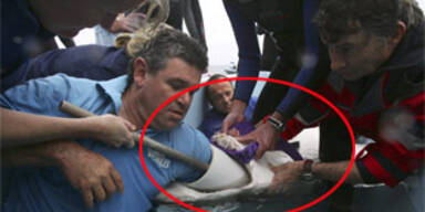 Arzt entfernt Haken aus Hai-Rachen