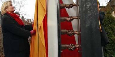 Skulptur zum Gedenken an Haider enthüllt