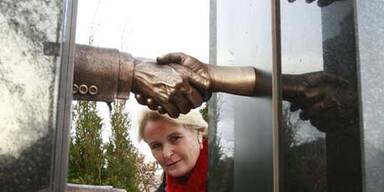 Skulptur zum Gedenken an Haider enthüllt