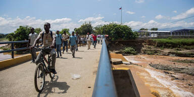 Proteste und Gewalt legen &ouml;ffentliches Leben lahm