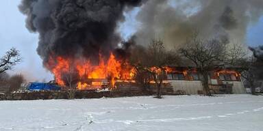 Maschinenhalle bei Brand zerst&ouml;rt