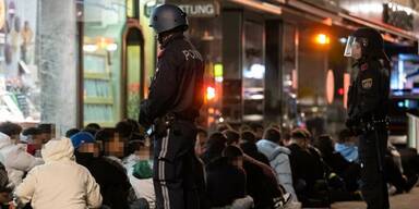 200 Jugendliche attackierten Passanten und randalierten.