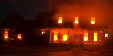 Täuschend echter Brand als Halloween-Deko