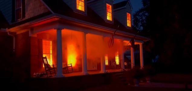 Täuschend echter Brand als Halloween-Deko