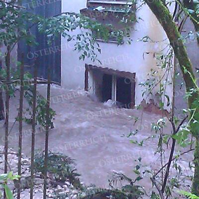 Binnen Minuten wurde der historische Ort komplett verklaust und vermurt.