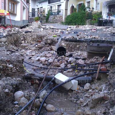 Binnen Minuten wurde der historische Ort komplett verklaust und vermurt.