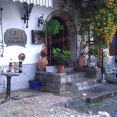 Binnen Minuten wurde der historische Ort komplett verklaust und vermurt.