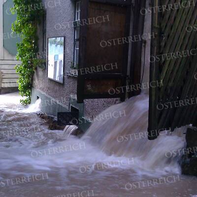 Binnen Minuten wurde der historische Ort komplett verklaust und vermurt.