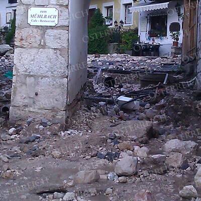 Binnen Minuten wurde der historische Ort komplett verklaust und vermurt.