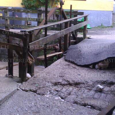 Binnen Minuten wurde der historische Ort komplett verklaust und vermurt.