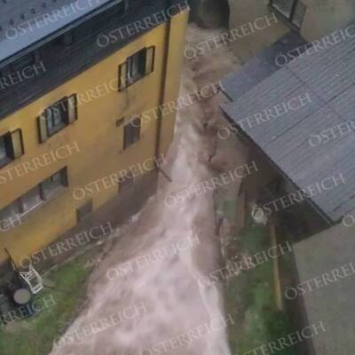 Binnen Minuten wurde der historische Ort komplett verklaust und vermurt.