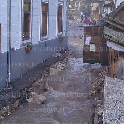 Binnen Minuten wurde der historische Ort komplett verklaust und vermurt.