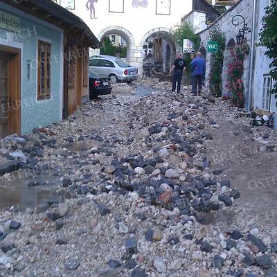 Binnen Minuten wurde der historische Ort komplett verklaust und vermurt.