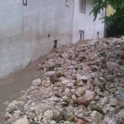 Binnen Minuten wurde der historische Ort komplett verklaust und vermurt.