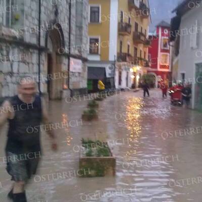 Binnen Minuten wurde der historische Ort komplett verklaust und vermurt.