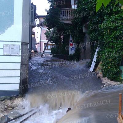 Binnen Minuten wurde der historische Ort komplett verklaust und vermurt.