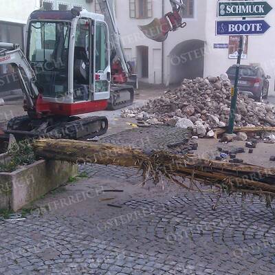 Binnen Minuten wurde der historische Ort komplett verklaust und vermurt.