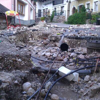 Binnen Minuten wurde der historische Ort komplett verklaust und vermurt.