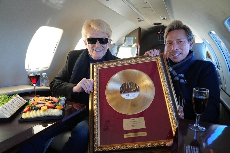 Heino und Helmut Werner im Privatjet mit der goldenen Schallplatte als Gastgeschenk. 