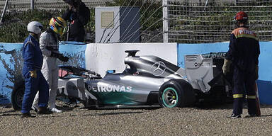 Hamilton fährt neuen Mercedes zu Schrott