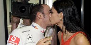 Hier feiert Hamilton mit seiner Pussycat Doll