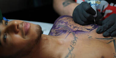 Hamilton zeigt neues Tattoo