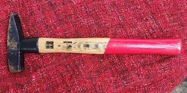Sohn geht mit Hammer auf seine Mutter los