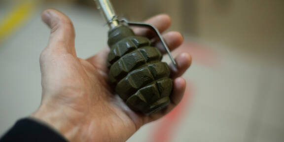 Handgranate im Müllraum gefunden - Mieter (45) schwer verletzt