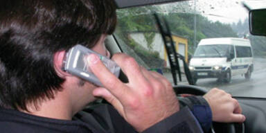 handy-am-steuer