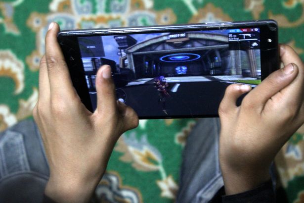 Junge hat vier Daumen - und gewinnt damit jedes Videospiel