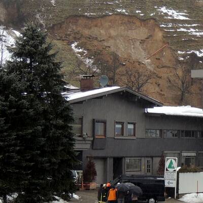Feuerwehrleute bei Aufräumarbeiten im Bezirk Lieze