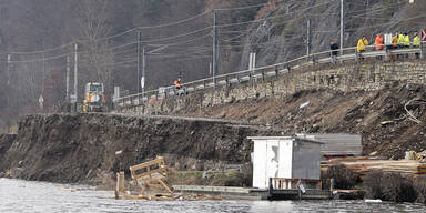 Erdrutsch bei Baustelle riss Straße weg